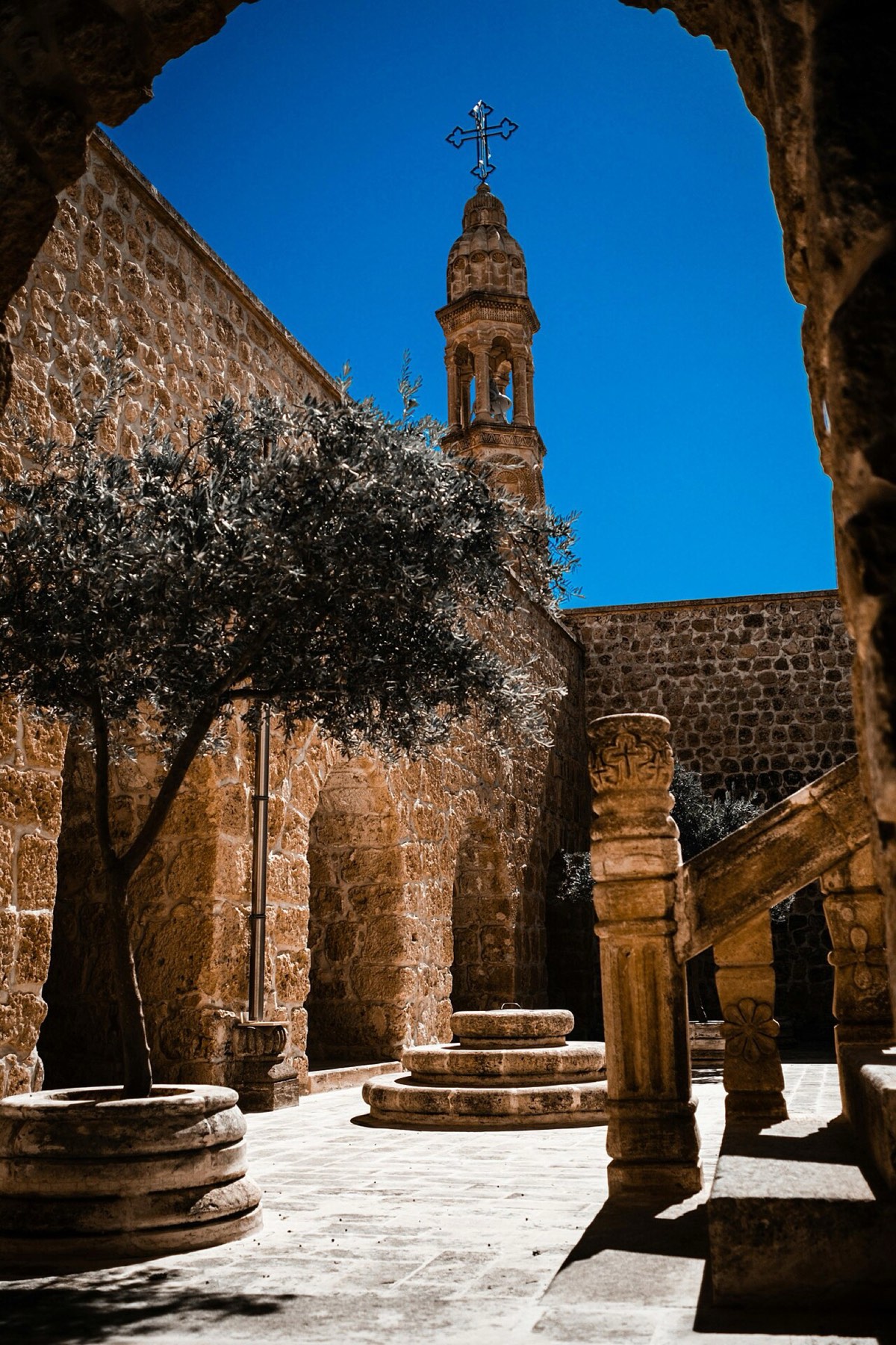 Tur Abdin’deki Mor Gabriel Manastırı’nın avlusu ve çan kulesi